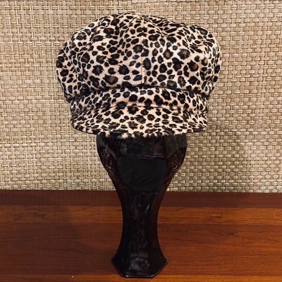 Liz Claiborne Accessories - 🌟HP🌟NWOT News Boy Animal Print Cap Liz Claiborne